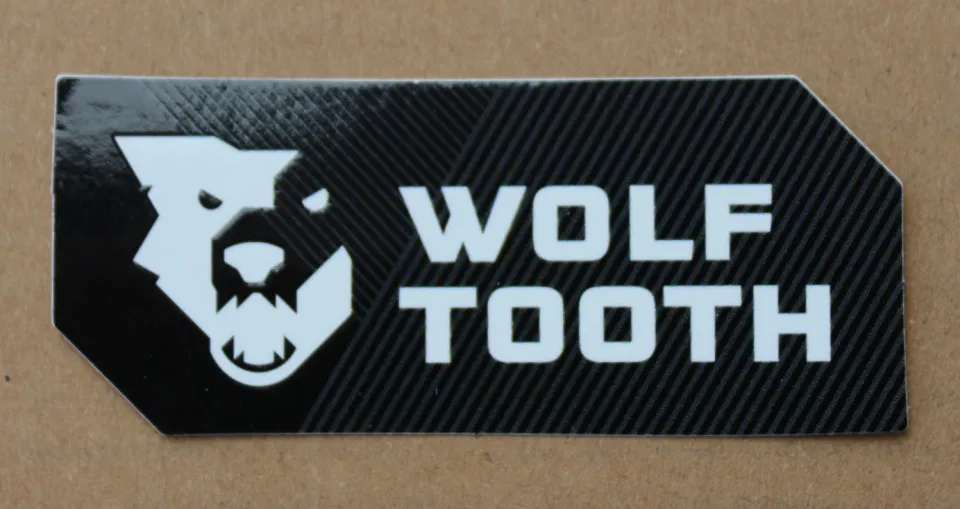 Wolf Tooth 77/32mm sticker - invert 2 Promoție