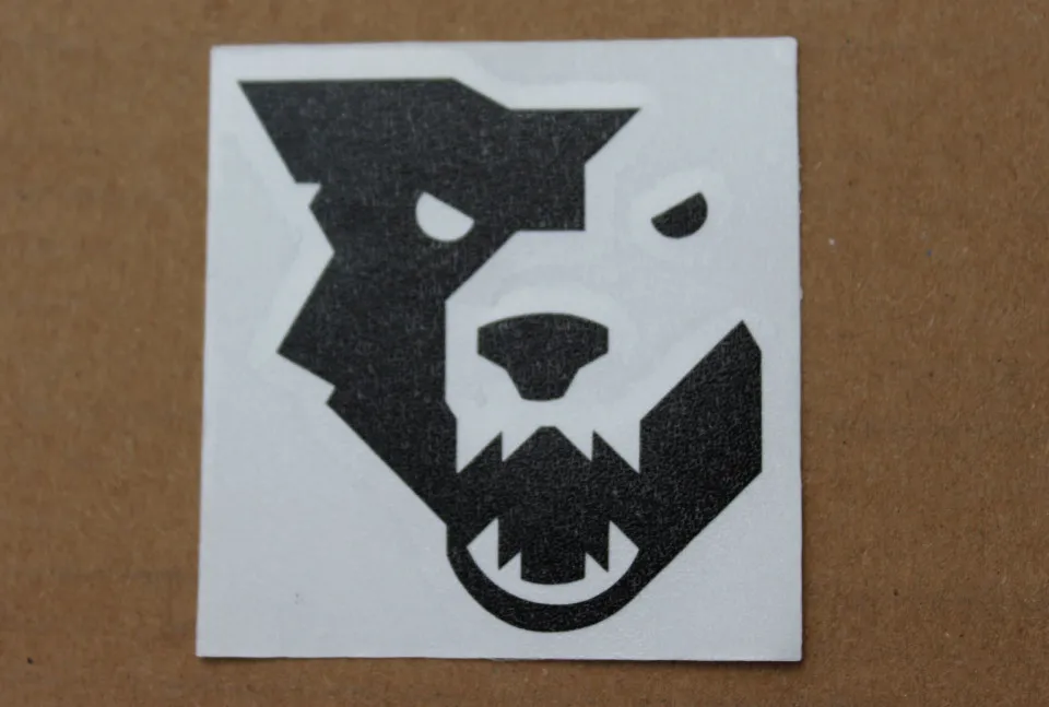 Wolf Tooth 54/56mm sticker - negru Ofertă de sezon