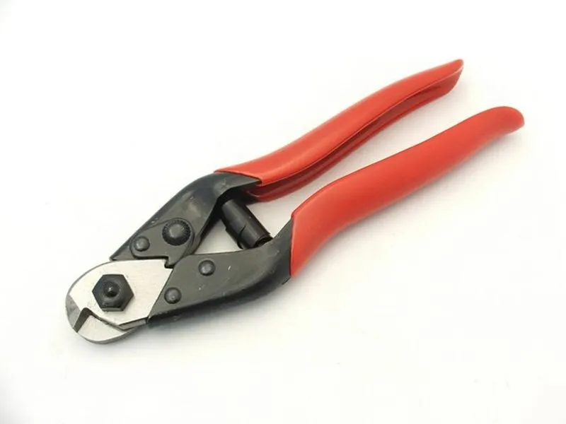 CLESTE TAIAT BOWDEN Noutate