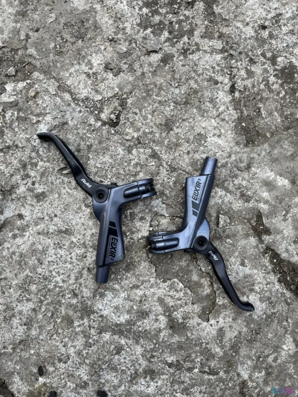 Vezi acum Manete Avid Elixir 3 (defecte/pentru piese)
